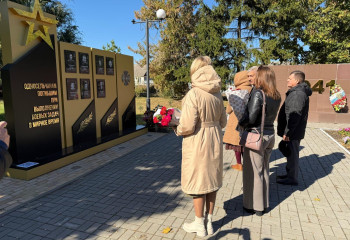 Акция«Возложение цветов» ко дню воссоединения Донбасса с РФ.